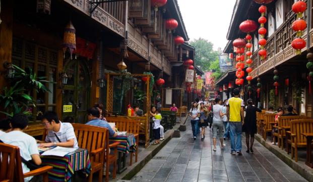 中国以喝茶而闻名的城市，大街小巷都是茶馆，市民人手一杯茶
