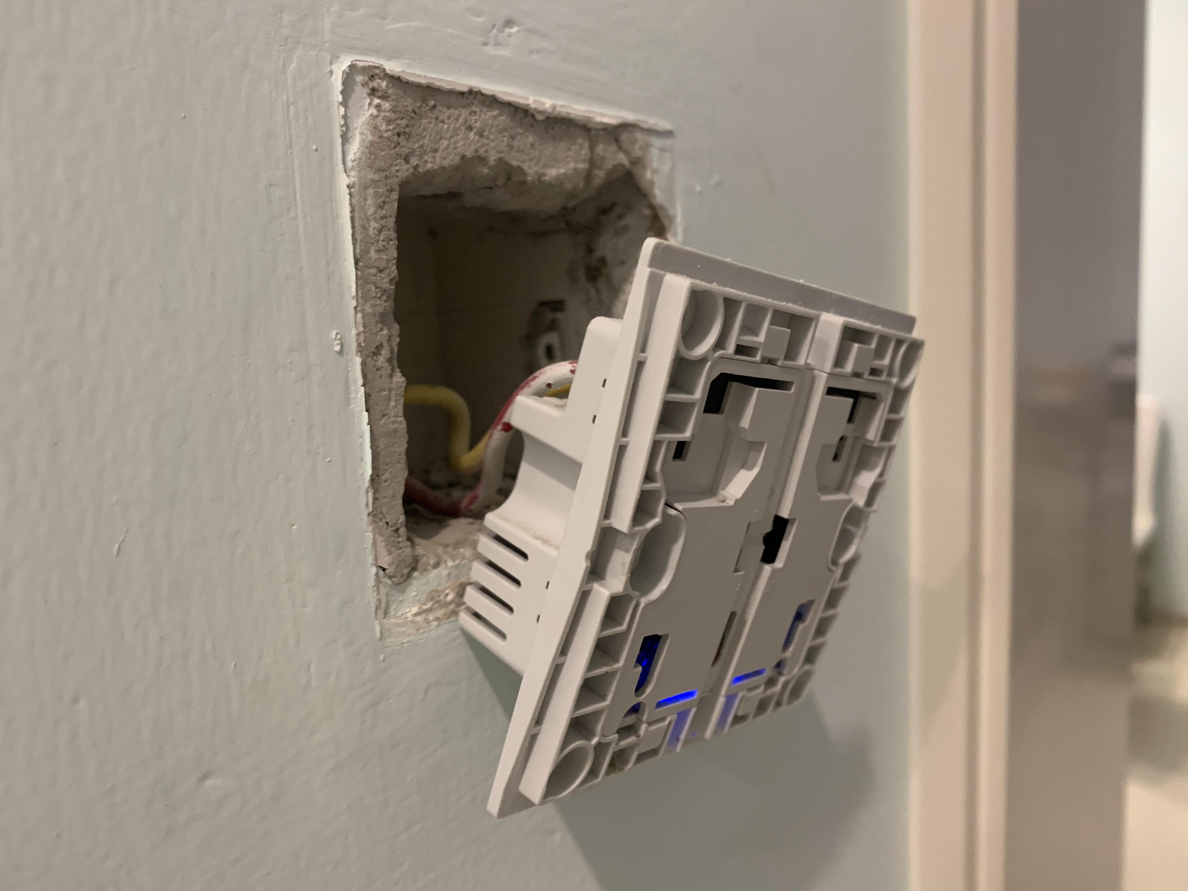 下面开始拆下旧开关，安装新开关的过程，由于之前使用的是绿米aqara的墙