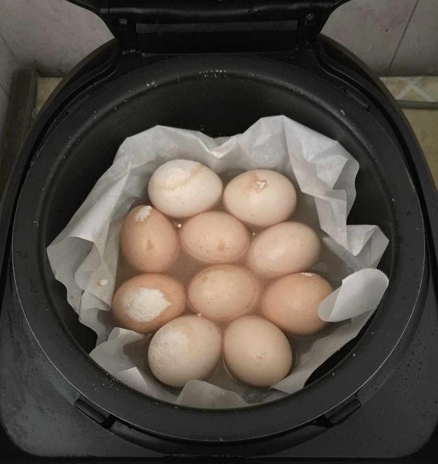 好啦,我是精灵a的美食坊,今天的盐焗鸡蛋就介绍到这里;如果您喜欢我的