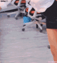 原创搞笑gif段子:妹子,你这个方法是不是太笨了,拿个绳子钓着不就好了