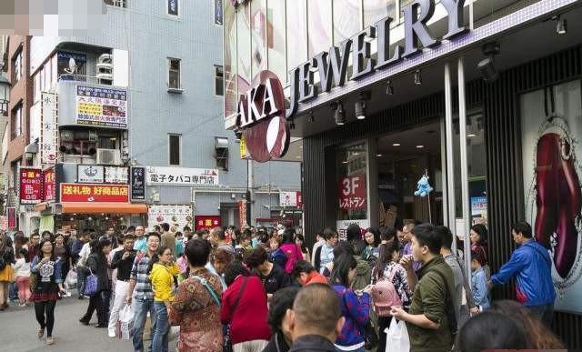 中国游客抛弃韩国，去了这个国家爆买，如今商家数钱数到手抽筋！
