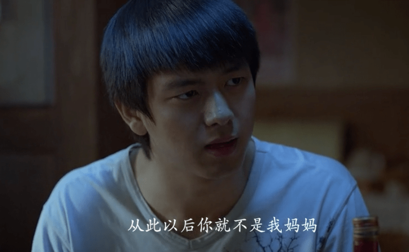 她刚拿起一瓶酒要庆祝一下,儿子却直言道: