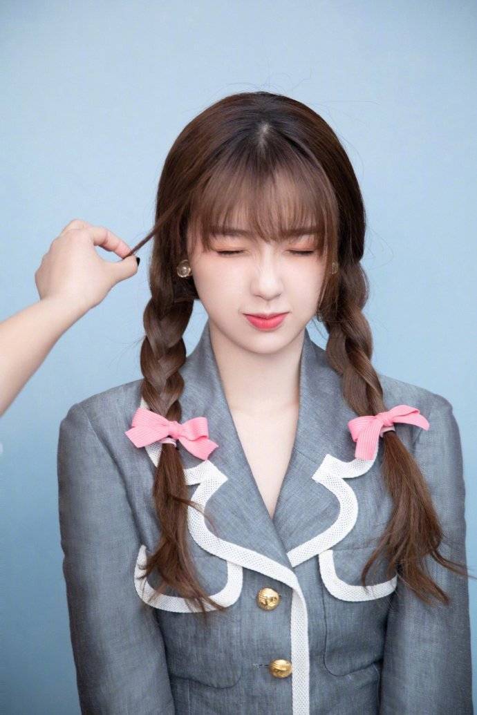 女团风是以唱跳作为载体演绎出来的一种穿搭风格,性感,大胆,活力四射