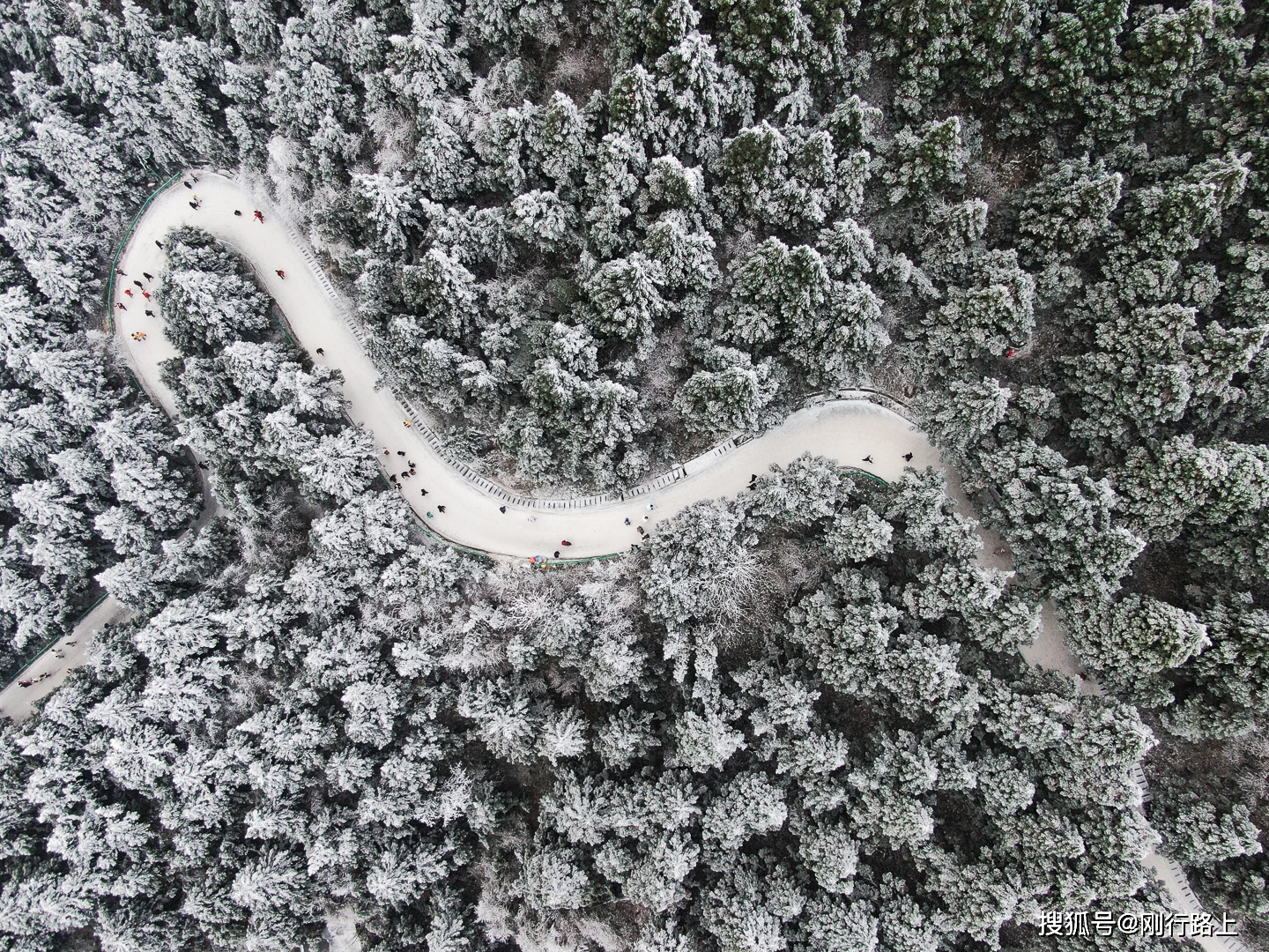 南岳衡山的雾凇璀璨夺目，每年都有这些攻略不可错过