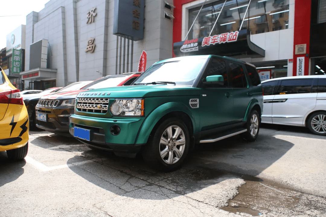 沈阳出现绿巨人路虎发现4车身改色祖母绿刚劲有型帅到掉渣