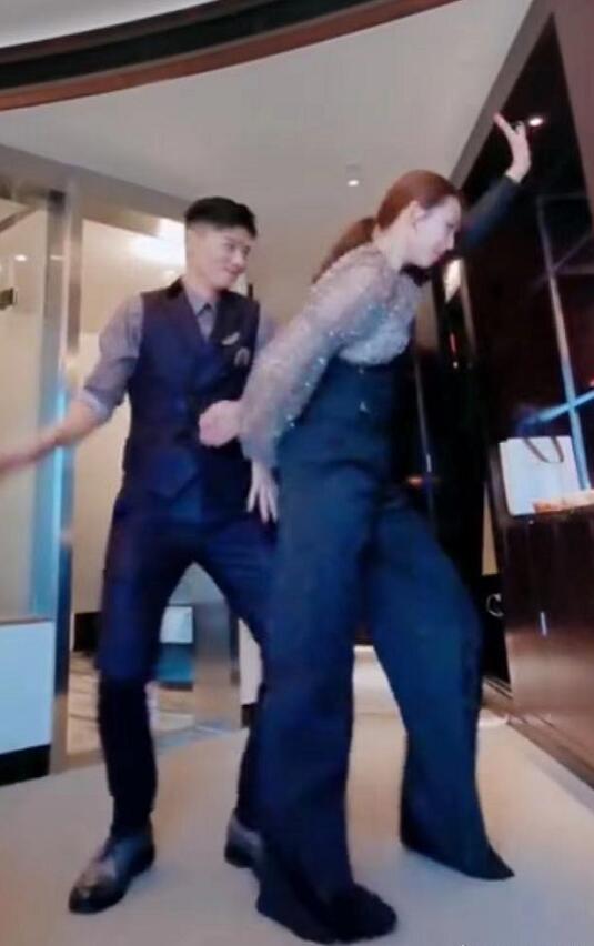 继偷拍熟睡照后，蔡少芬和张晋分别庆结婚13周年