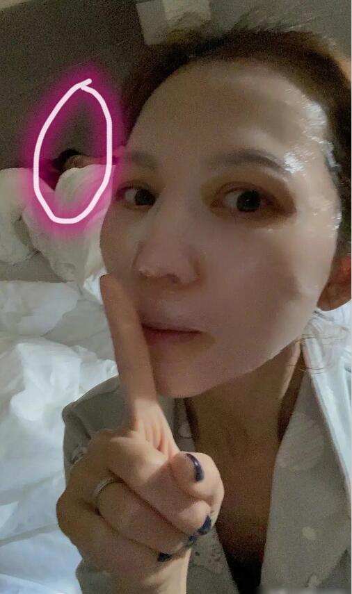 继偷拍熟睡照后，蔡少芬和张晋分别庆结婚13周年