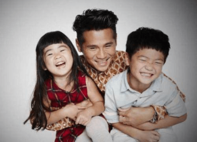 易烊千玺的父母是哪里人 81ee1e24a4334322829aa778b431330b.png