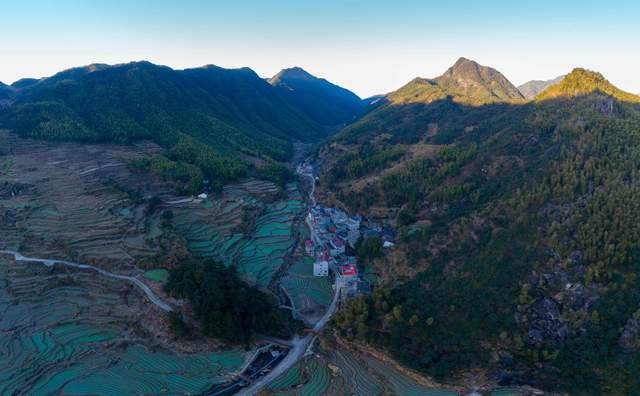 冬游灵山望仙：群峰如巨龙肋骨，人山合一，仙剑奇侠可以这样拍