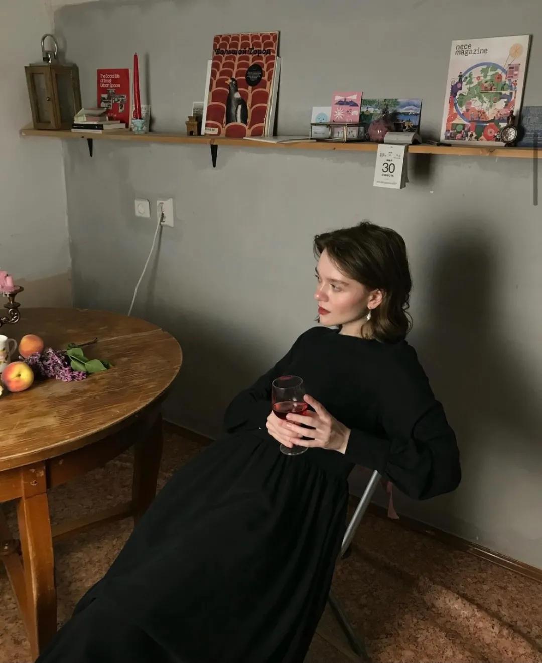 daria primula是来自俄罗斯的设计师,在ins上个人风格很强烈,加上很
