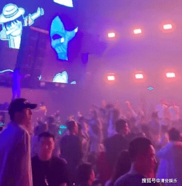 李晨开酒吧最低消费8000元,狂送香槟5200元