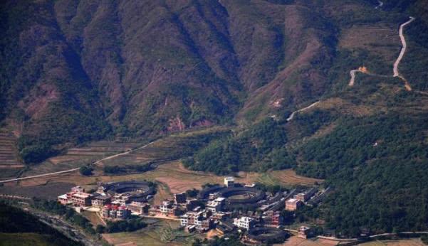 福建有座千年悬空寺，香火旺盛，有一股“飞瀑”奔流而下