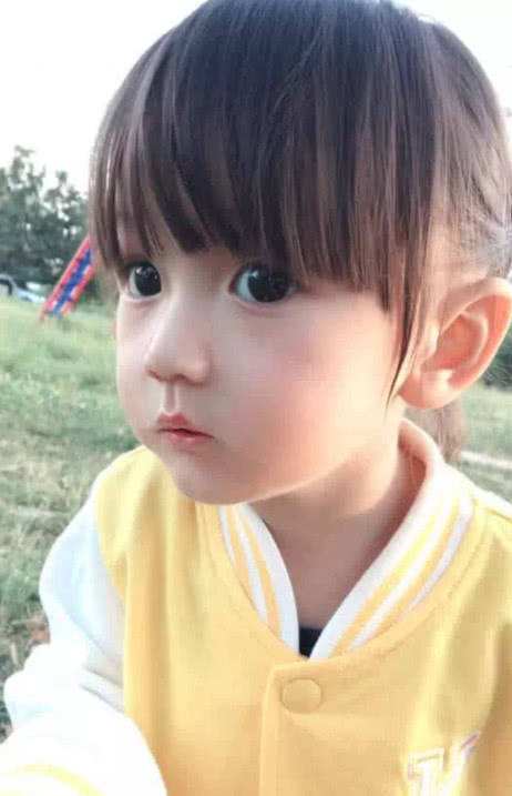 原创小女孩因太漂亮被说是假人妈妈无奈晒出全家照网友妈妈才是像假人