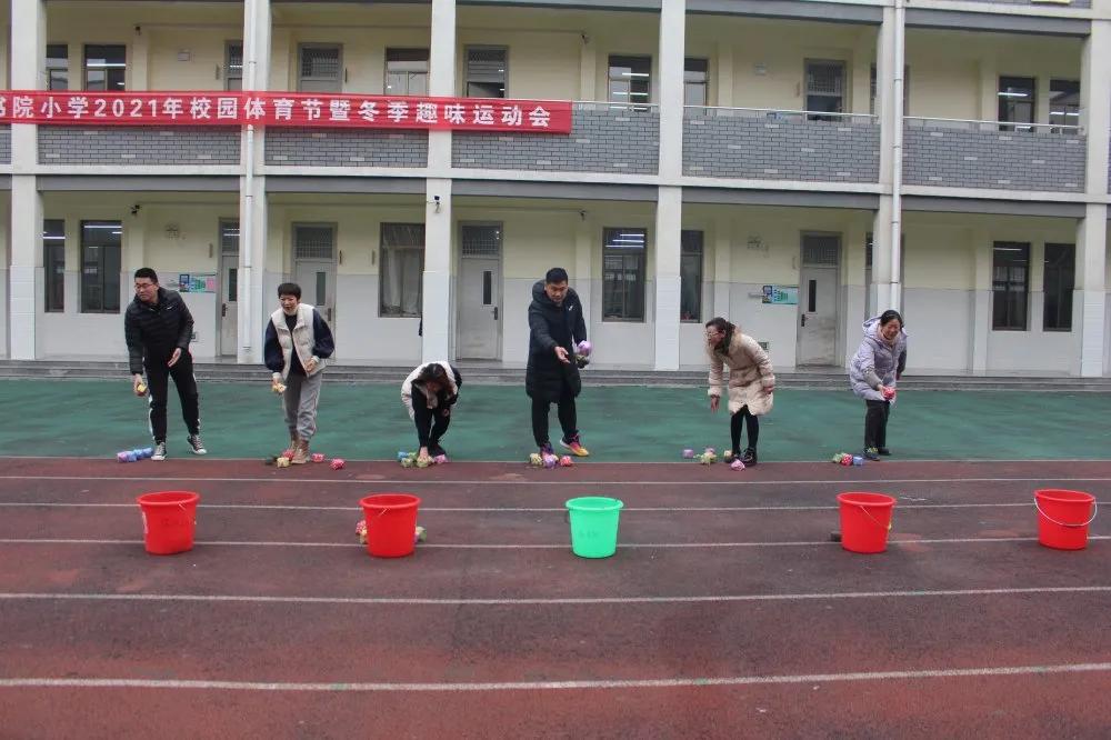 hth官网入口-
滕州书院小学2021年校园体育节暨冬季趣味运动会(图14)