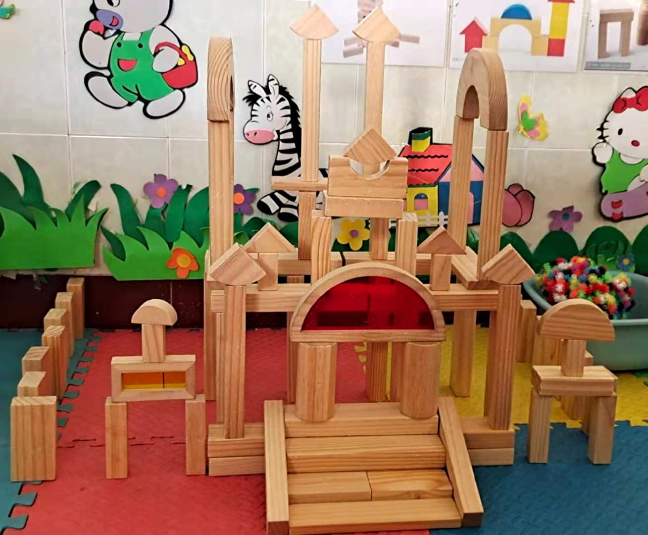 幼儿建构区搭建的城堡