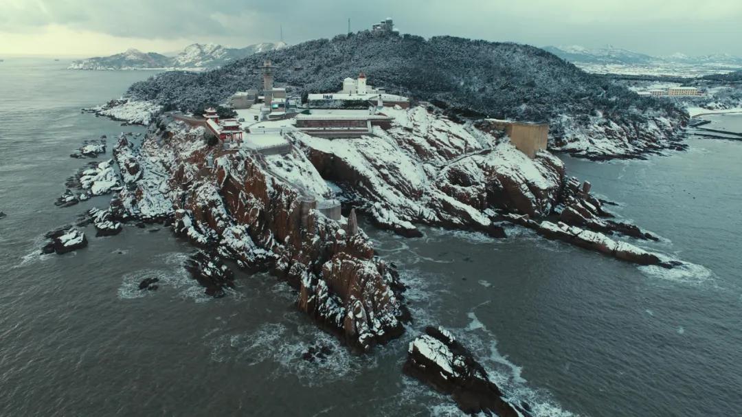 五彩盐田遇上皑皑白雪，美成了诗