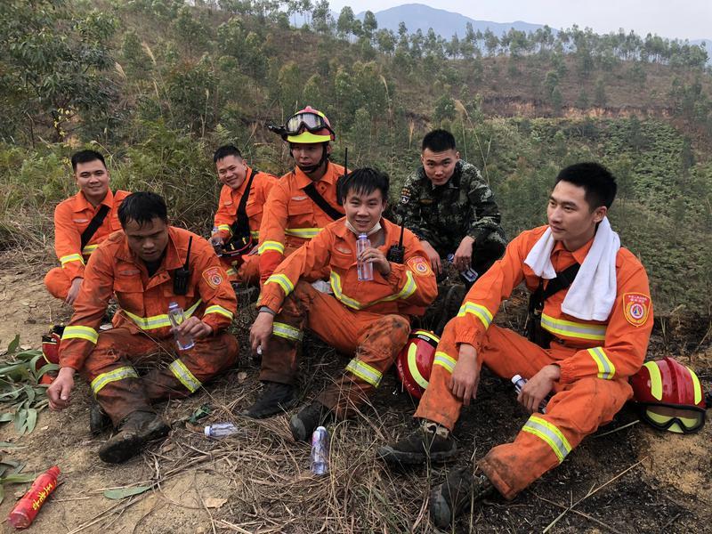 深圳大鹏森林消防大队疾驰94公里参与扑灭深汕特别合作区鹅埠镇
