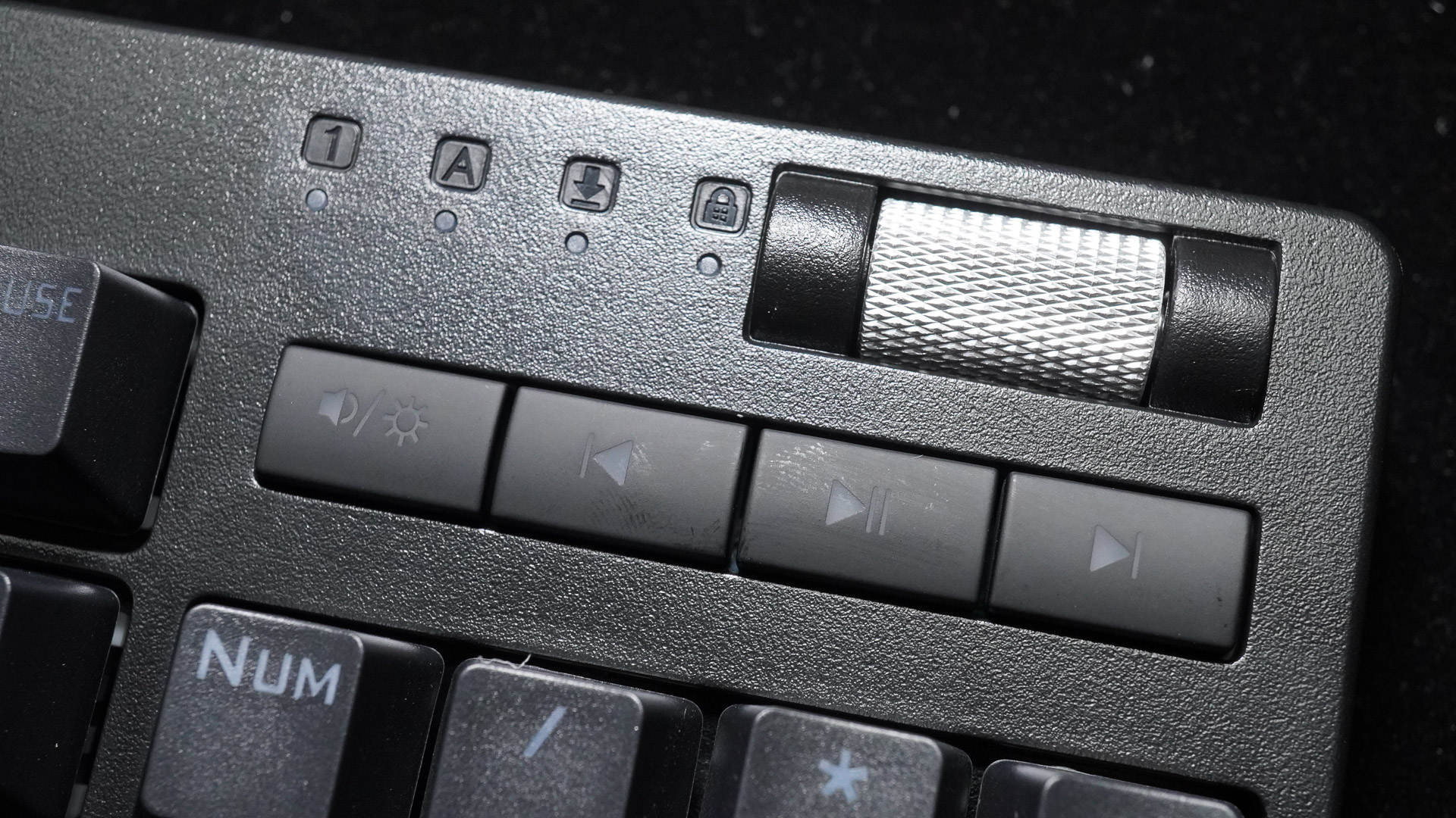 键盘的五个宏键位置安排在了f区的上面,和那种左边一列的布局各有