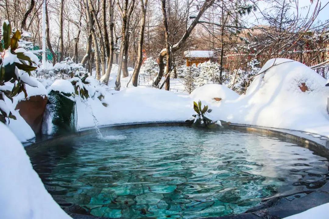 来温泉小镇,相约冰天雪地泡温泉