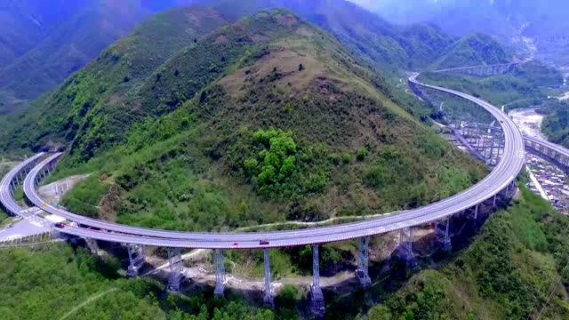 惊艳!盘点中国最逆天的高速,一个行走在云端上的雅西高速