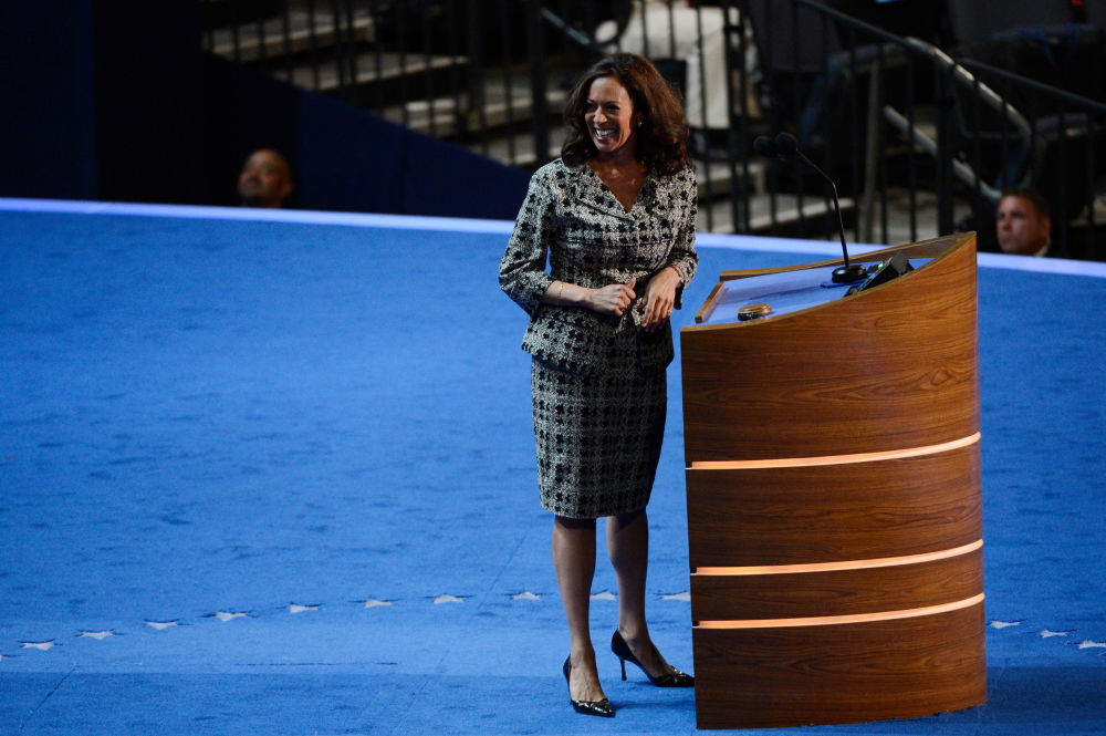 美国首位女性副总统哈里斯的穿衣风格