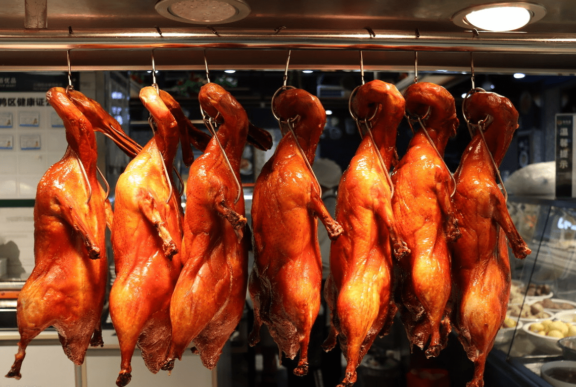 饭店吃烤鸭时被问鸭架是炸还是做汤别再犹豫回答这4个字