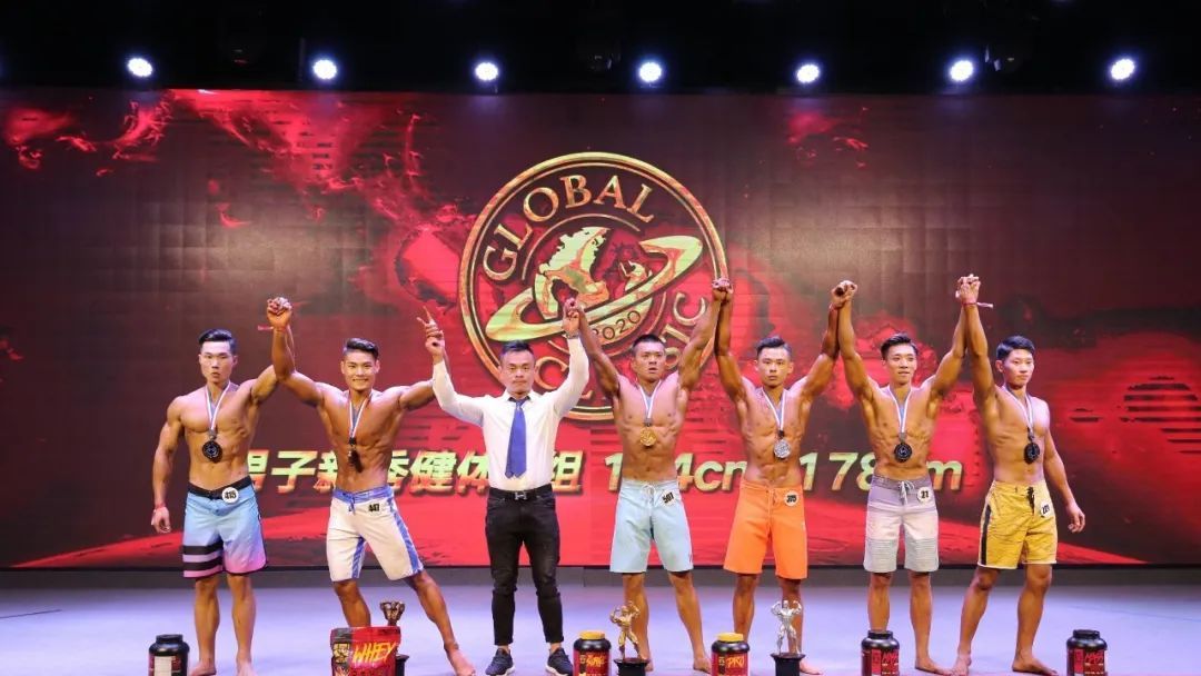 20岁肌肉小狼狗引发舔屏,8块腹肌颜高腿长,满满少年感