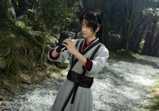 "照片中,他穿着剧里的古装扮相,双手抱拳,十分帅气.