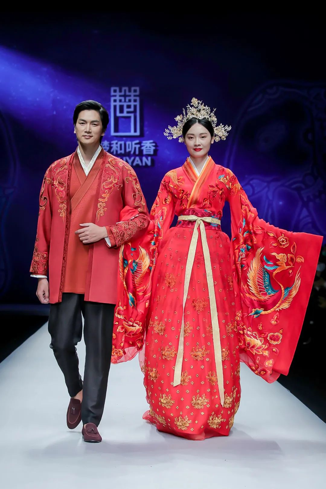 天玺2021春夏系列中的婚服则提取龙,凤,牡丹等中国传统吉祥纹样,采用