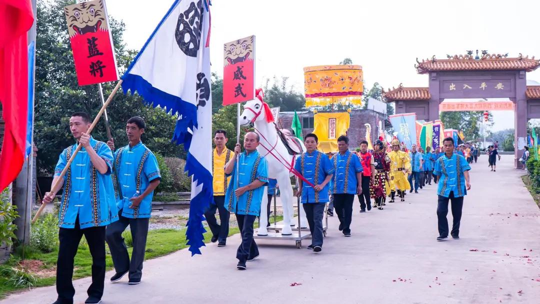 鼓乐齐鸣,畲民们个个穿着节日盛装,兴高采烈,迎接蓝大将军出巡时刻的