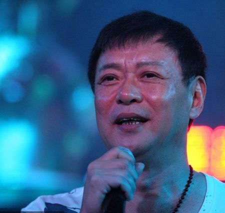 63岁迟志强穿2万大貂戴金表曾因亵渎进去4年现今判若两人