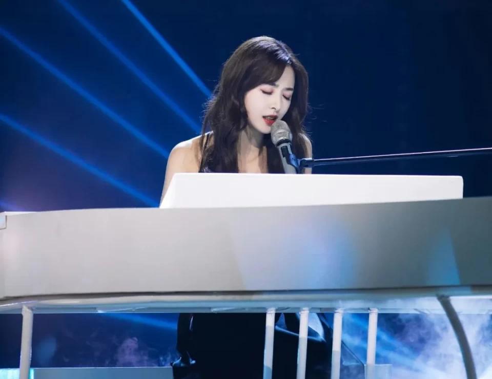 这依然稚嫩的脸,轻盈灵动的舞姿,去参加《青春有你2》也毫无违和感,谁