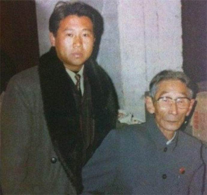 郭德纲与马三立 八九十年代,马志明与黄族民经常表演以唱为主的段子