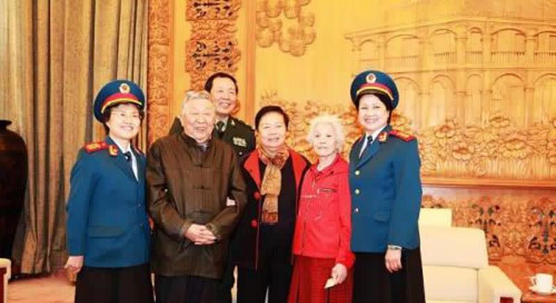 此人是中国首位女中将,丈夫上将,父亲元帅,是全球最高军衔家庭