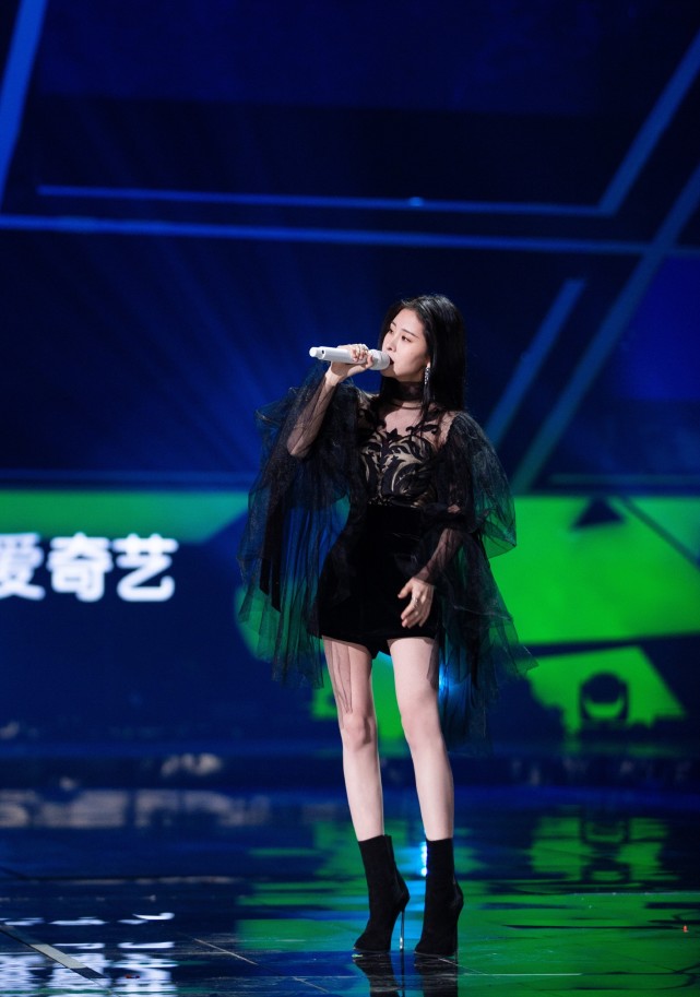 张碧晨"腿精"身份瞒不住了,暗黑纱裙配高腰裤,长腿惹人注目