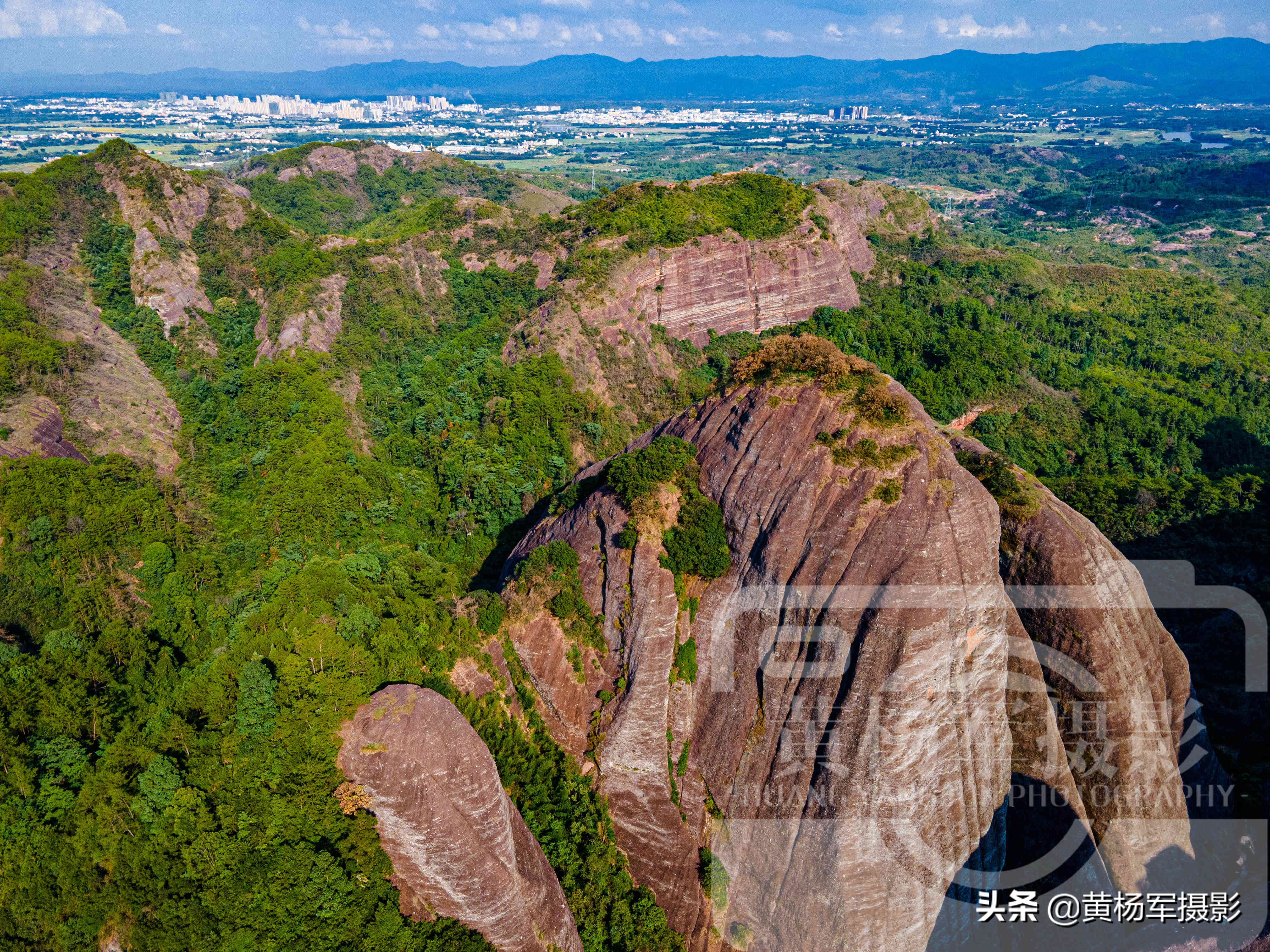 广东丹霞地貌由九个山峰组成,风景原始险峻,距韶关市100公里