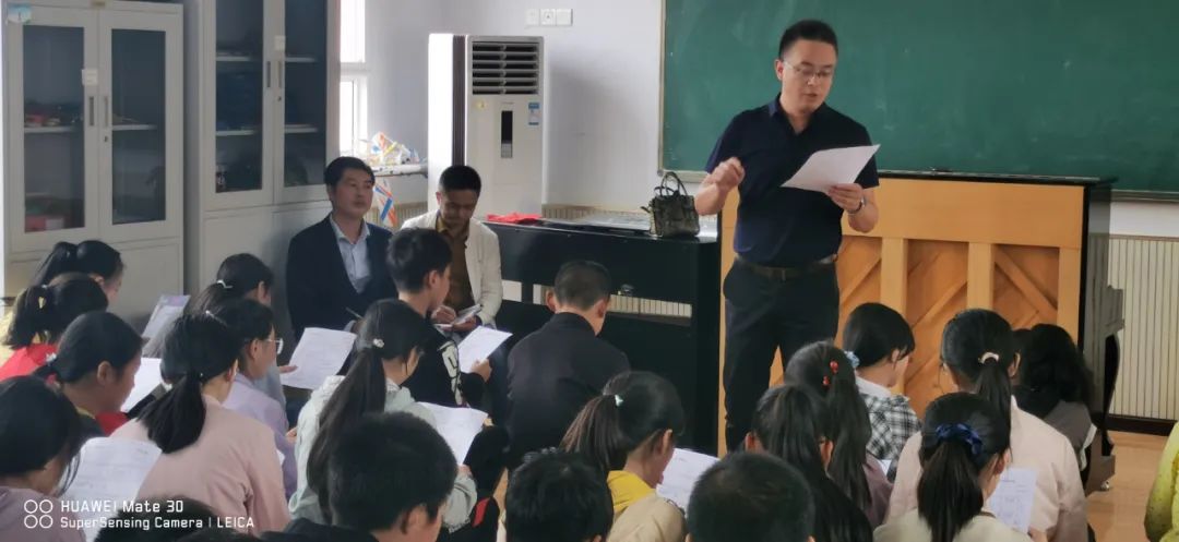 在西乡期间,他担任了四中初一,初二六个班的音乐教学工作,想方设法来