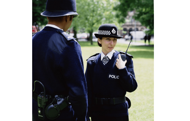 女警们身穿灰色的警服,非常有特色,也更加凸显了她们的美丽.