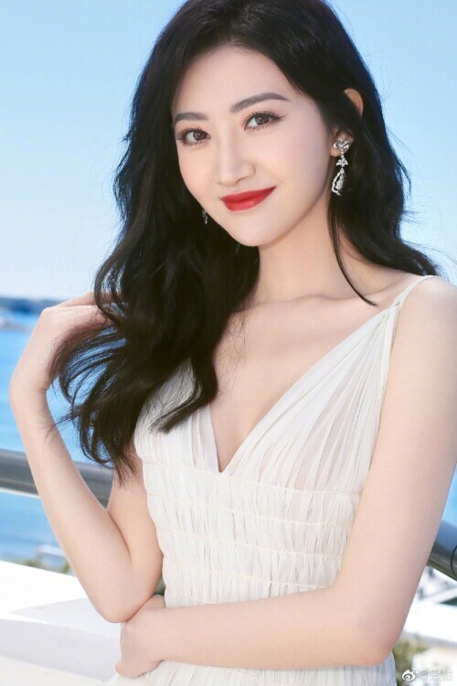 33岁景甜近照曝光,曾经可爱青春的她,如今大胆尝试性感御姐,网友赞
