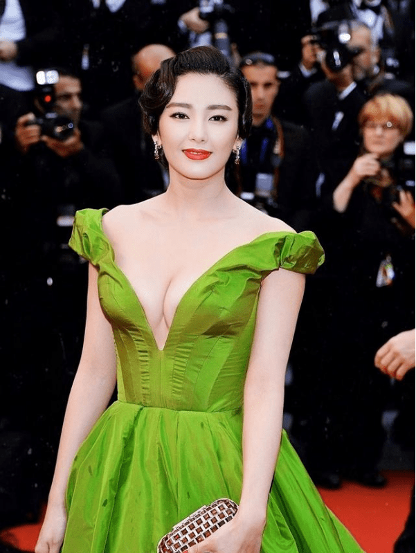 2013年戛纳电影节红毯,张雨绮身穿深v领果蔬绿长礼服亮相,真可谓风情
