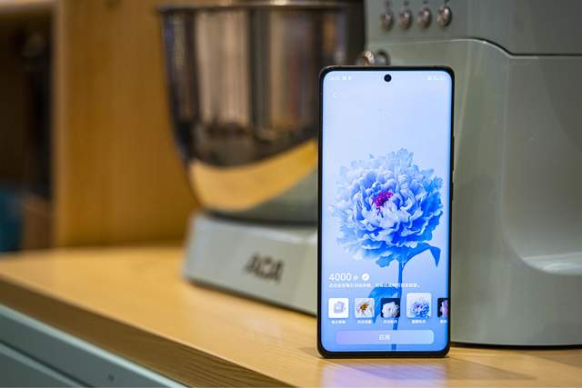 vivox60曲面屏版参数,vivox60详细配置参数 带来满满精致感在把vivo x60 pro拿到手上的第一瞬间,它的前后3d曲面