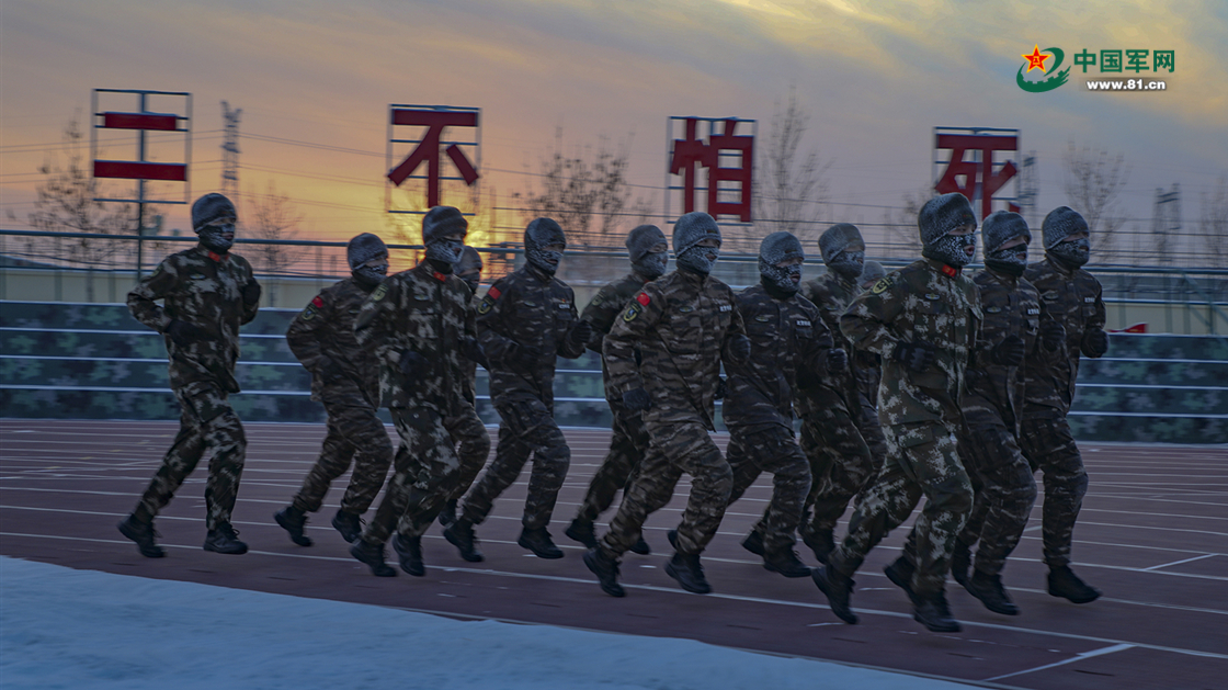 26℃,武警特战队员天山脚下火热练兵.