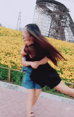 搞笑gif:放那个黑裙子的姑娘,让我来帮你抱会