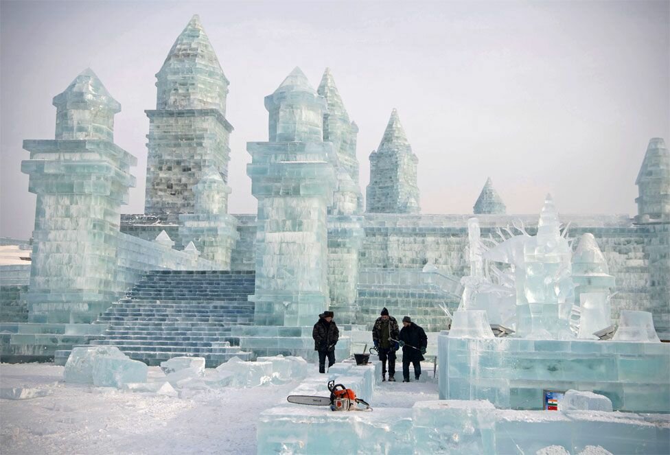 冰雪世界上有大型冰雕,例如宫殿建筑,中国的长城等.