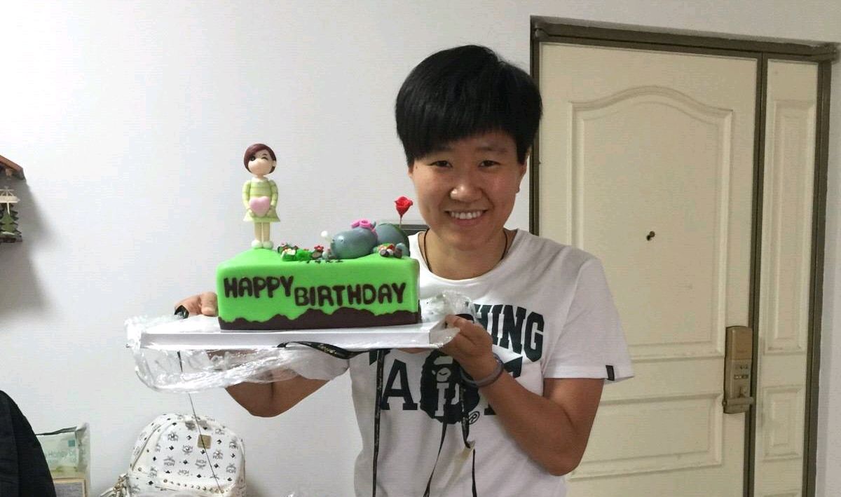 退役之后的她在北京开了一家自己的俱乐部,专门教授乒乓球的小选手