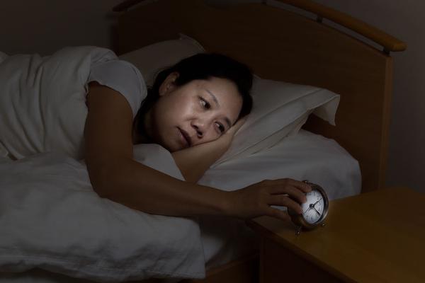 中年女性,老是在凌晨两三点突然醒来,是更年期吗?没那么简单