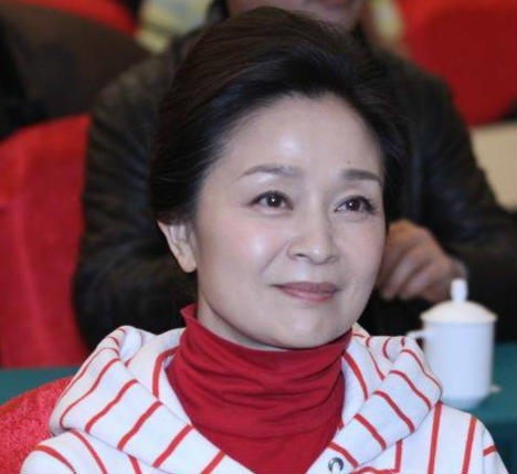 61岁刘莉莉全家照女儿漂亮老公是他比自己还小4岁