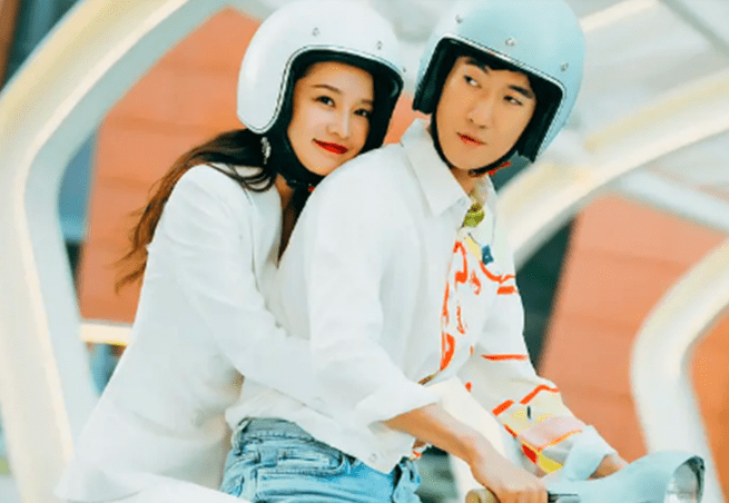 《温暖的抱抱》首映,人比花娇的李沁犹如仙女下凡