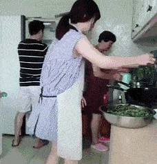 原创搞笑gif图:有一种寒冷叫你奶奶觉得你冷.