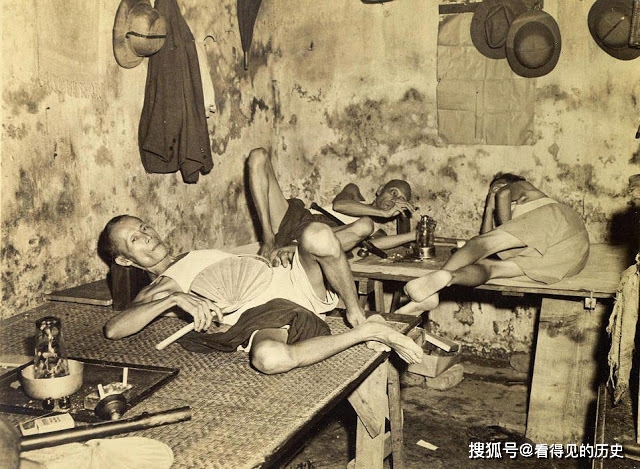 抽鸦片烟的主,看样子,是华人面孔.